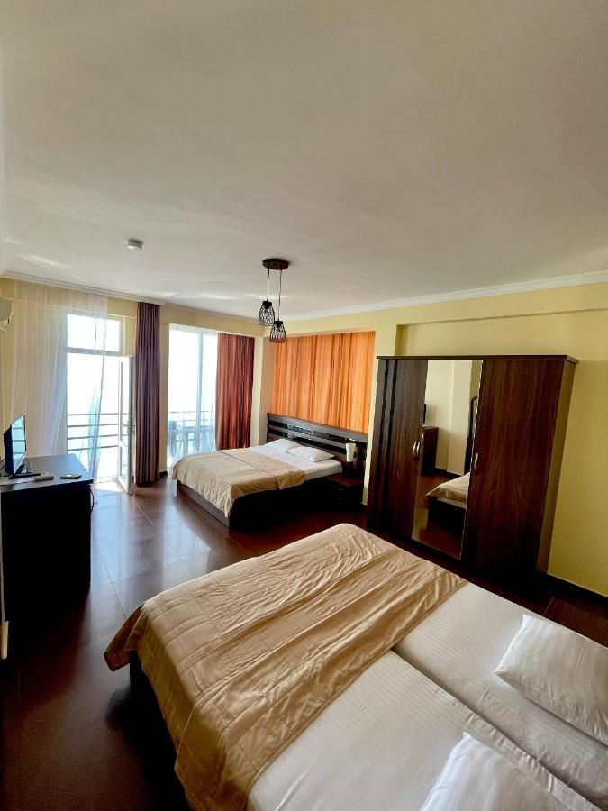 Hotel Lazuri In Кваріаті Екстер'єр фото