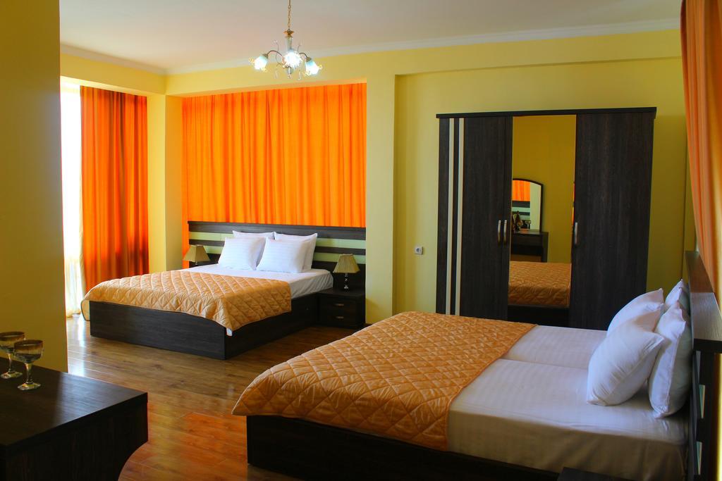 Hotel Lazuri In Кваріаті Екстер'єр фото