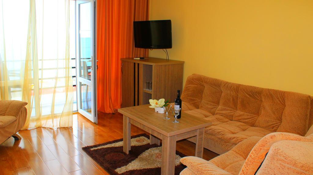 Hotel Lazuri In Кваріаті Екстер'єр фото