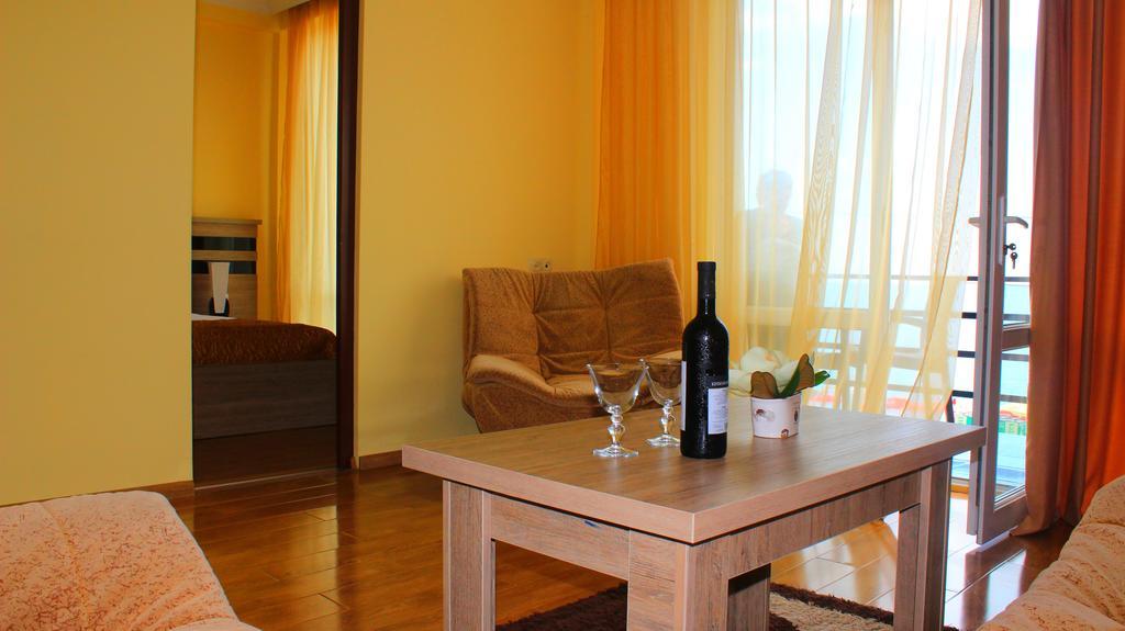 Hotel Lazuri In Кваріаті Екстер'єр фото