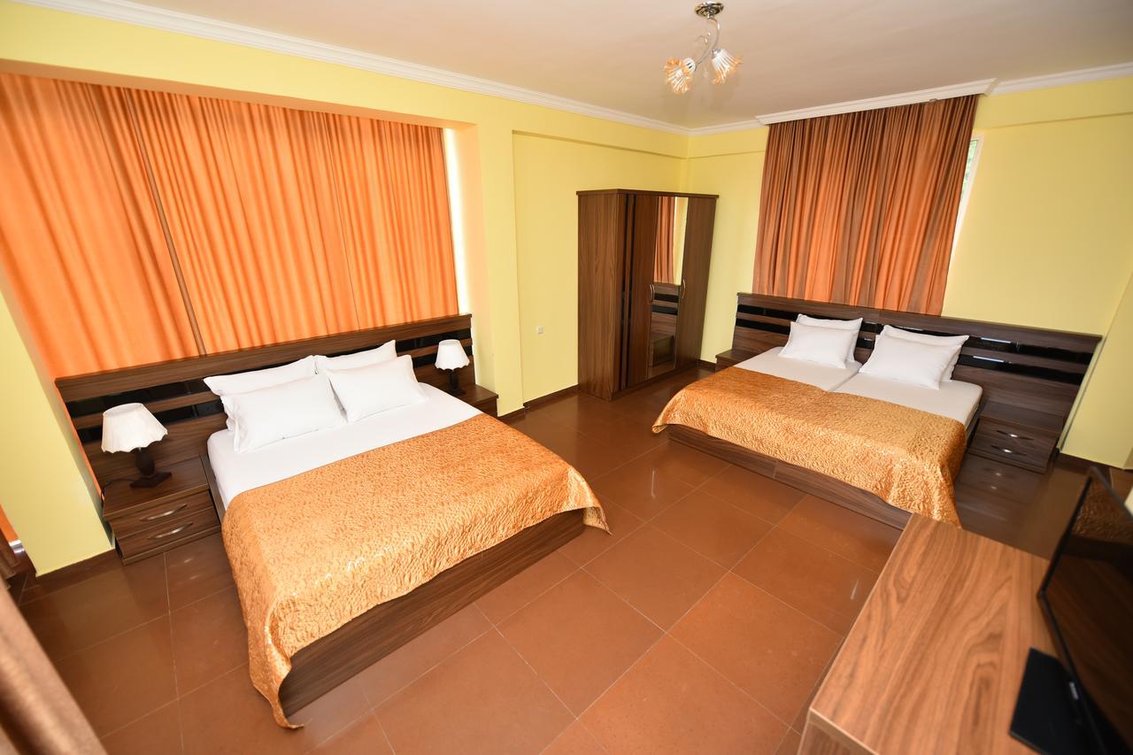Hotel Lazuri In Кваріаті Екстер'єр фото