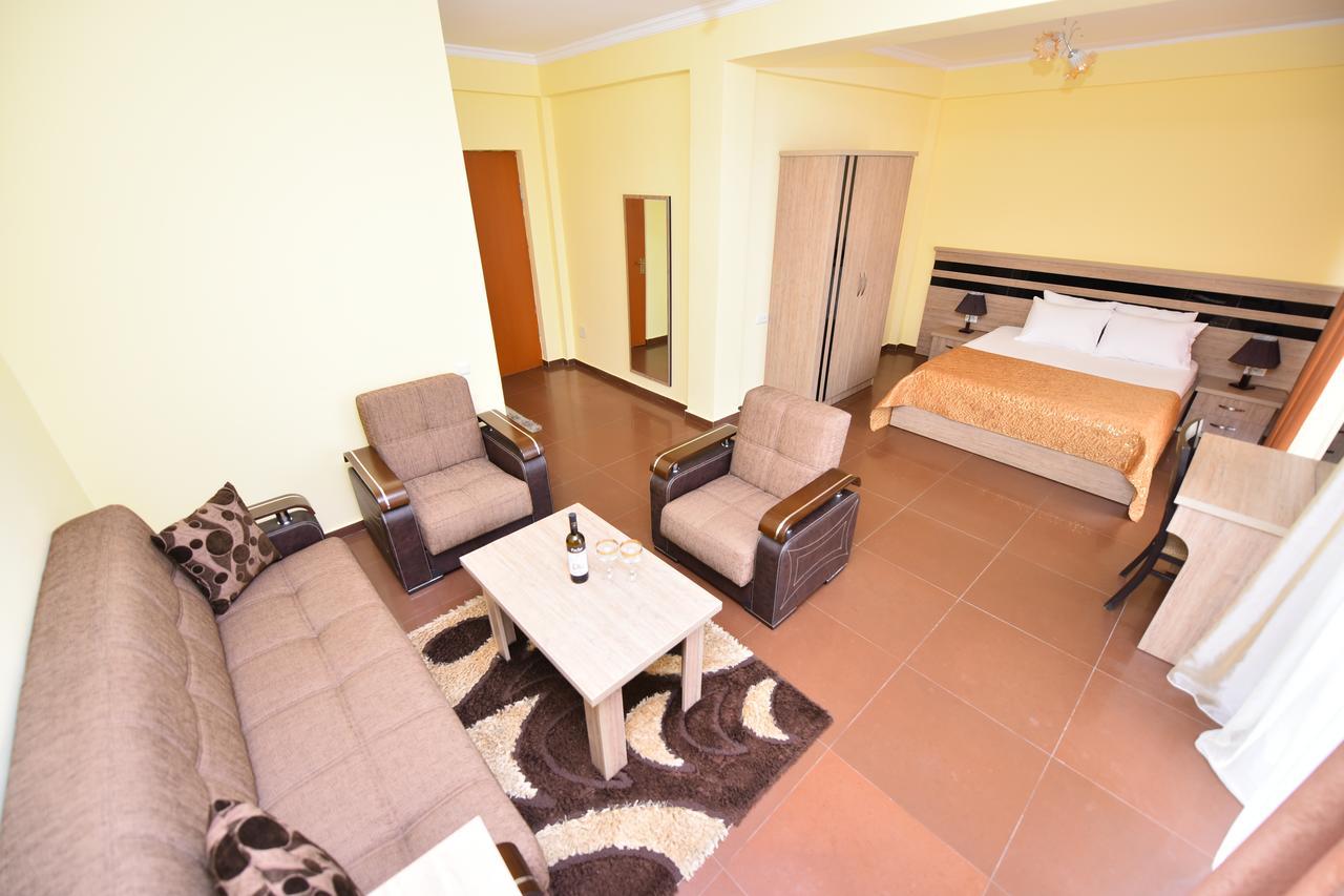 Hotel Lazuri In Кваріаті Екстер'єр фото