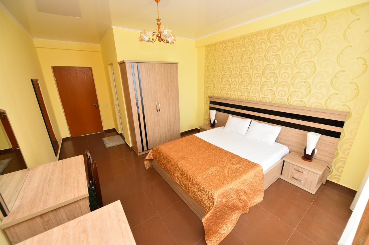 Hotel Lazuri In Кваріаті Екстер'єр фото