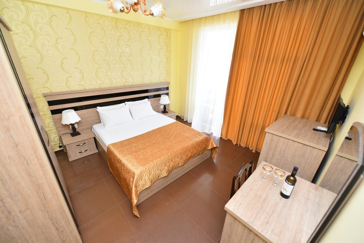 Hotel Lazuri In Кваріаті Екстер'єр фото