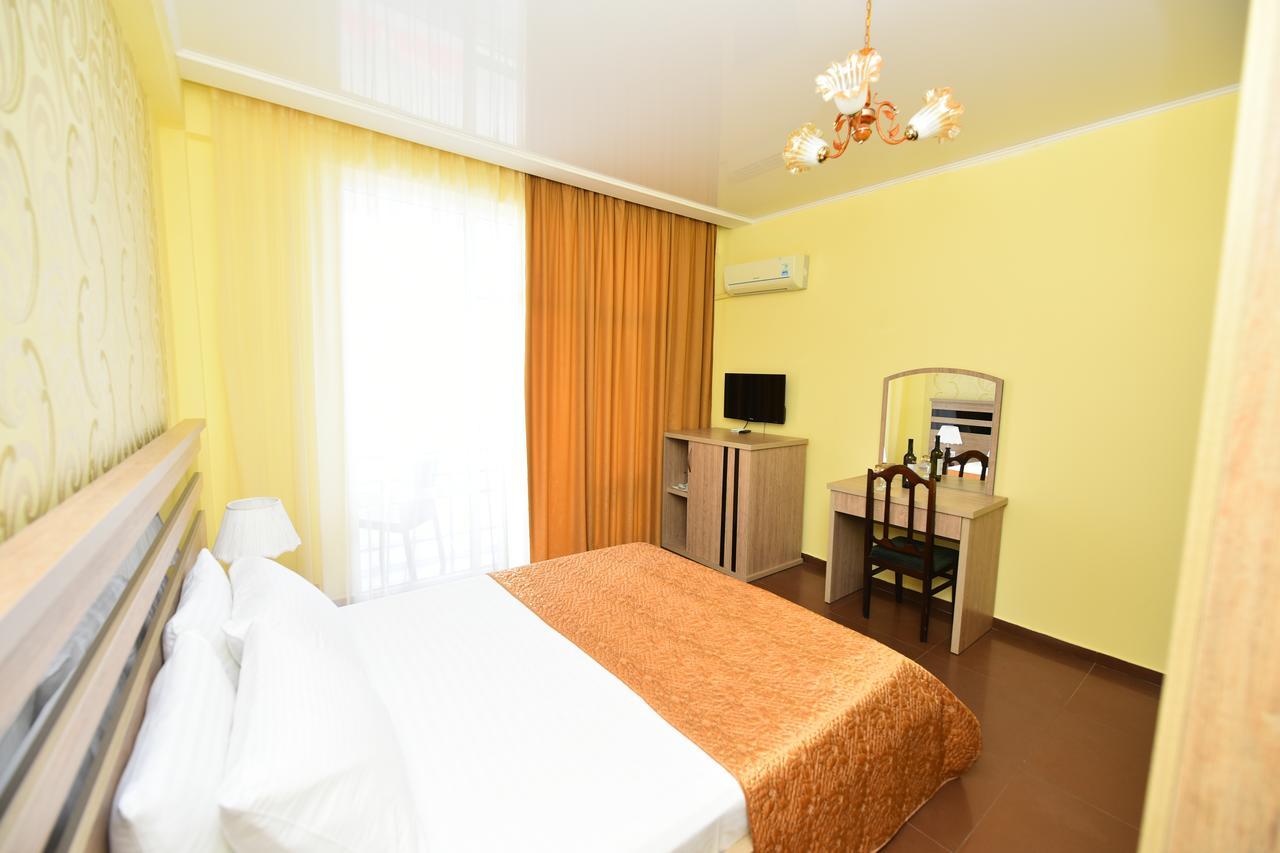 Hotel Lazuri In Кваріаті Екстер'єр фото
