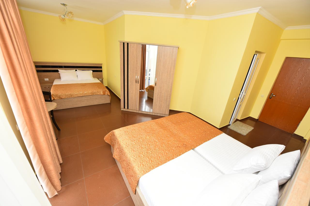 Hotel Lazuri In Кваріаті Екстер'єр фото